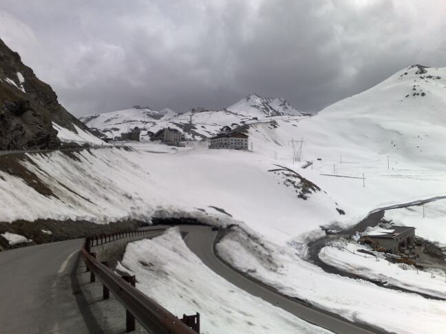 Stelvio bochten zuid met uitzicht op hotels op de top