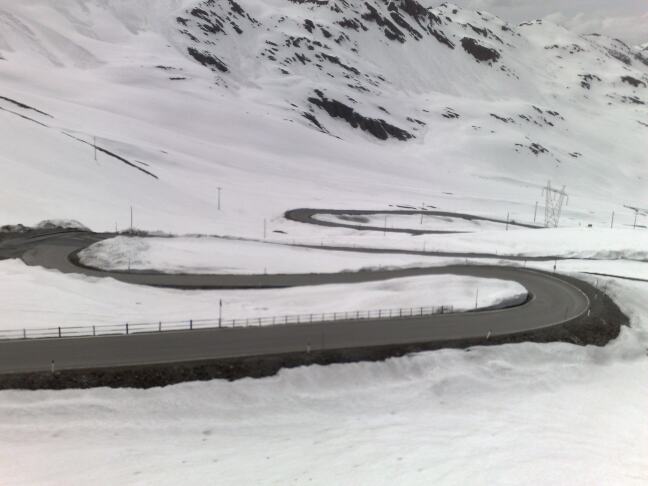 Stelvio zuid haarspeldbochten in sneeuw