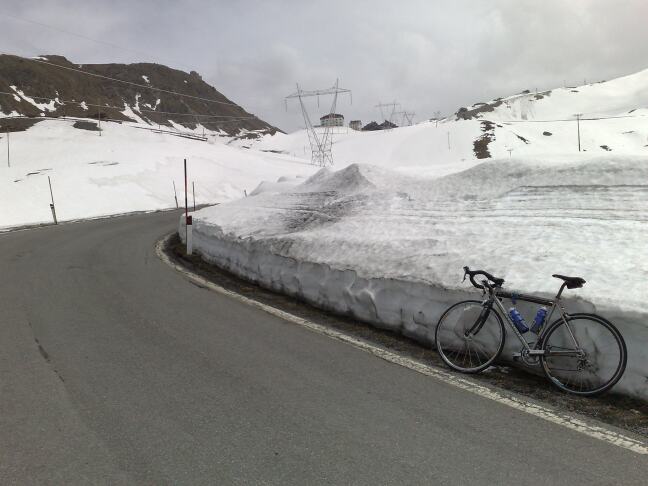 Stelvio top view hotels fiets naast sneeuw