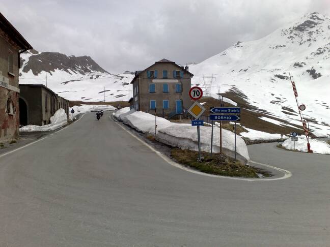 Stelvio bord links. Bormio rechts. 3 km onder top